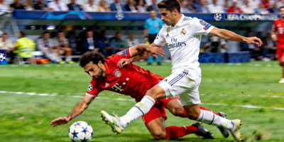 欧冠半决赛精彩瞬间：球员激烈拼抢足球