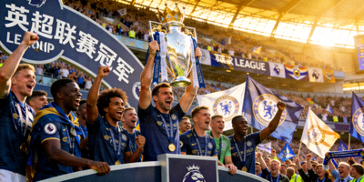 英超联赛颁奖典礼：冠军球队高举奖杯